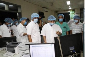 Thứ trưởng Bộ Y tế Nguyễn Trường Sơn (thứ 4 từ phải sang) thăm, làm việc tại Bệnh viện Trung ương Huế cơ sở 2. (Nguồn: TTXVN phát).