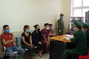 Cán bộ Biên phòng cửa khẩu Tân Thanh, Lạng Sơn lấy lời khai các đối tượng nhập cảnh trái phép ngày 1/8. 