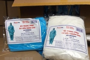 Trang phục phòng dịch giả mạo nhãn hiệu của Công ty Phúc Hà. (Nguồn: TTXVN).