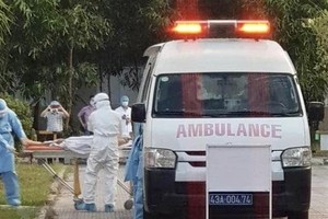 Bệnh viện Trung ương Huế tiếp nhận hai bệnh nhân nhiễm COVID-19 từ Đà Nẵng. (Ảnh minh họa: TTXVN phát).