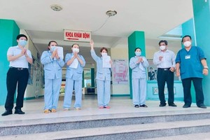 Các bệnh nhân được công bố khỏi bệnh. (Ảnh: PV/Vietnam+).