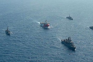 Tàu khảo sát Oruc Reis được các tàu hải quân Thổ Nhĩ Kỳ hộ tống. (Nguồn: AFP).