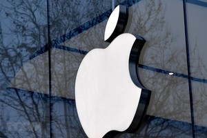 Biểu tượng của Kl994 game bài casino hấp dẫn công nghệ Apple tại một cửa hàng ở Brussels, Bỉ. (Ảnh: AFP/TTXVN).