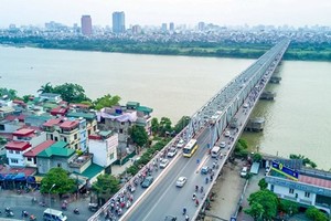 Phương tiện lưu thông qua cầu Chương Dương liên tục quá tải khiến dẫn đến hư hỏng, xuống cấp nếu không được sửa chữa, cải tạo sớm. (Ảnh: Vietnam+).