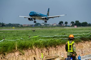 Sân bay Nội Bài đang được sửa chữa đường băng, đường lăn nên giảm tần suất khai thác bay.