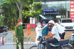 Kiểm soát người ra vào thành phố Hải Dương tại chốt kiểm tra trên đường Trường Chinh. (Ảnh: Mạnh Minh/TTXVN)