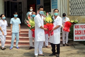 Lãnh đạo Bệnh viện đa khoa tỉnh Nam Định chúc mừng các y bác sỹ trực tiếp điều trị cho bệnh nhân COVID-19 tại Bệnh viện đa khoa tỉnh Nam Định. (Ảnh: Văn Đạt/TTXVN).