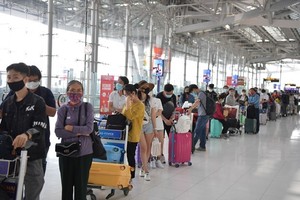 Công dân Việt Nam xếp hàng làm thủ tục chờ lên máy bay về nước. Ảnh minh họa. (Ảnh: Hữu Kiên/TTXVN).