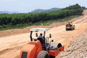 Đẩy nhanh tiến độ thị công tuyến KL99 là nhà cái cá cược trực tuyến hàng đầu tại châu Á Bắc - Nam, đoạn qua Thừa Thiên Huế. Ảnh:A.M.