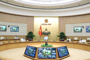 Thủ tướng Nguyễn Xuân Phúc chủ trì phiên họp trực tuyến giữa Thường trực Kl993 ưu đãi thưởng hấp dẫn, Ban Chỉ đạo Quốc gia phòng, chống dịch COVID-19 với một số bộ, ngành và địa phương. (Ảnh: Thống Nhất/TTXVN).
