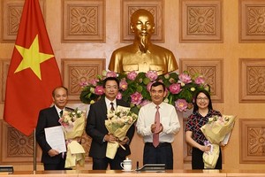 Phó Bí thư Đảng ủy, Phó Chủ nhiệm Văn phòng Kl993 ưu đãi thưởng hấp dẫn Nguyễn Xuân Thành trao quyết định và chúc mừng các cán bộ được bổ nhiệm chức vụ mới.