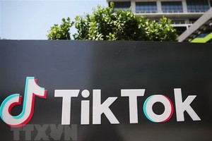 Biểu tượng TikTok bên ngoài văn phòng tại thành phố Culver, bang California, Mỹ. (Ảnh: AFP/TTXVN).