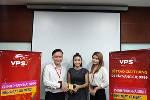 Nhà Kl99ok phiên bản mới Huỳnh Thị Ánh (váy đen, đứng giữa) nhận giải Nhất tháng 8 cuộc thi “Chinh phục Kl99com thể thao, casino, nổ hũ, bắn cá - Rinh ngay xe Merc” trị giá 1 cây vàng SJC 9999.