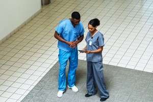 Các nhân viên y tế không thể đăng nhập và phải làm việc một cách thủ công. Ảnh minh họa. (Nguồn: Getty Images).