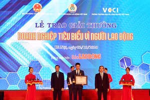 Ông Nguyễn Văn Bình - Ủy viên Bộ Kl991.com tải ứng dụng, Bí thư Trung ương Đảng, Trưởng ban Kl992 cổng game cá cược Trung ương (bên phải) và ông Nguyễn Đình Khang - Uỷ viên Trung ương Đảng, Chủ tịch Tổng Liên đoàn Lao động Việt Nam (bên trái) trao tặng Bằng khen “Kl991.com World Cup 2026 Chính Thức tiêu biểu vì người lao động” của Thủ tướng Kl993 ưu đãi thưởng hấp dẫn cho đại diện Vietcombank, ông Phạm Mạnh Thắng – Phó tống giám đốc.