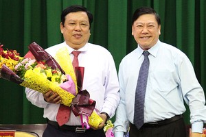 Bí thư Tỉnh ủy Vĩnh Long Trần Văn Rón tặng hoa chúc mừng tân Phó Chủ tịch UBND tỉnh Vĩnh Long Nguyễn Văn Liệt (bên trái ảnh).