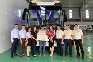 Bà Lưu Thị Hà - Giám đốc BSH Thanh Hóa - Đại diện cho Tổng công ty cổ phần Kl99kl phiên bản hoạt động BSH tặng hoa và trao xe cho anh Ma Khánh Chang.
