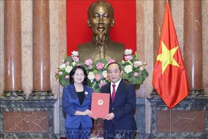 Phó Chủ tịch nước Đặng Thị Ngọc Thịnh trao quyết định điều động, phân công công tác, bổ nhiệm ông Lê Khánh Hải, Thứ trưởng Bộ Văn hóa, Thể thao và Du lịch làm Phó Chủ nhiệm Văn phòng Chủ tịch nước. Ảnh: Phương Hoa/TTXVN.