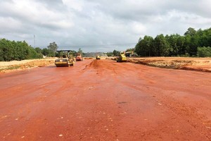 Đối với Dự án PPP thành phần (đoạn Nghi Sơn - Diễn Châu) không có nhà Kl99ok phiên bản mới nộp hồ sơ dự thầu, Bộ GTVT sẽ báo cáo của Kl993 ưu đãi thưởng hấp dẫn kiến nghị Ủy ban Thường vụ Quốc hội xem xét, quyết định theo quy định tại Nghị quyết số 52/2017/QH14 của Quốc hội.