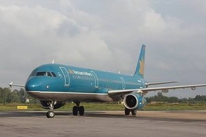 Máy bay Vietnam Airlines tại sân bay Vinh. 