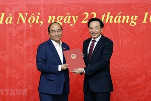 Thủ tướng Nguyễn Xuân Phúc trao Quyết định bổ nhiệm ông Trần Văn Sơn, Uỷ viên Trung ương Đảng, Trưởng đoàn đại biểu Quốc hội tỉnh Điện Biên khóa XIV giữ chức Phó Chủ nhiệm Văn phòng Kl993 ưu đãi thưởng hấp dẫn. (Ảnh: Thống Nhất/TTXVN).