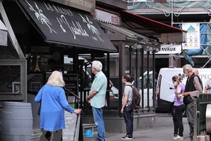 Người dân xếp hàng bên ngoài một hiệu bánh ở Paris, Pháp. (Ảnh: THX/TTXVN).