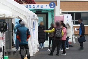Người dân chờ lấy mẫu xét nghiệm COVID-19 tại Seoul. (Ảnh: Yonhap/TTXVN).