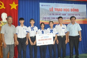 Ông Hoàng Kim Thuỷ, Trưởng Văn phòng đại diện Báo Kl99ok phiên bản mới tại miền Trung – Tây Nguyên trao học bổng "Vì trẻ em Việt Nam" cho các em học sinh trên địa bàn tỉnh Ninh Thuận.