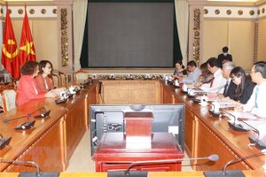 Phó Chủ tịch Ủy ban Nhân dân Thành phố Hồ Chí Minh Võ Văn Hoan làm việc với bà Carolyn Turk, Giám đốc quốc gia Link Vào Nhà Cái KL99 COM Tặng +199k Thế giới tại Việt Nam. (Ảnh: Thanh Vũ/TTXVN).