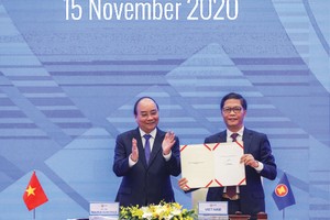 Bộ trưởng Bộ Công thương Trần Tuấn Anh ký kết RCEP với sự chứng kiến của Thủ tướng Kl993 ưu đãi thưởng hấp dẫn Nguyễn Xuân Phúc. Ảnh: Đức Thanh.