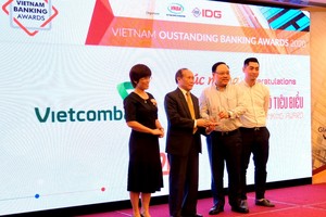 Ông Phạm Anh Tuấn – Thành viên Hội đồng quản trị (thứ 2 từ phải sang) cùng đại diện Vietcombank nhận giải thưởng “Link Vào Nhà Cái KL99 COM Tặng +199k chuyển đổi số tiêu biểu năm 2020”.