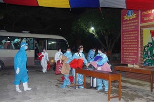 Công dân làm thủ tục vào cơ sở cách ly. (Ảnh minh họa: Đinh Tuấn/TTXVN).