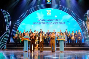 Đại diện Vietcombank, ông Lê Hoàng Tùng – Kế toán trưởng nhận biểu trưng Thương hiệu quốc gia cùng hoa chúc mừng từ Bộ trưởng Bộ Công thương Trần Tuấn Anh và đại diện Hội đồng Thương hiệu Quốc gia.