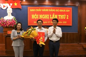 Bí thư Tỉnh ủy Sóc Trăng Lâm Văn Mẫn trao Quyết định của Thủ tướng Kl993 ưu đãi thưởng hấp dẫn cho ông Trần Văn Lâu, Phó Bí thư Tỉnh ủy, giữ chức Chủ tịch UBND tỉnh.