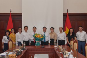 PGS.TS. Nguyễn Kim Anh – Phó Thống đốc NHNN, Chủ tịch Hội đồng tư vấn đánh giá nghiệm thu đề tài cấp Bộ của NHNN cùng các thành viên Hội đồng tặng hoa chúc mừng đề tài cấp Bộ của Vietcombank được đánh giá xuất sắc.
