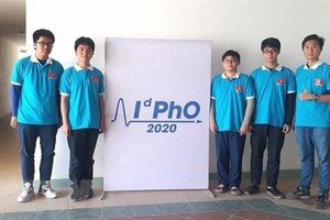 Năm học sinh tham dự Olympic Vật lý quốc tế 2020 đều giành huy chương. (Ảnh: TTXVN phát).