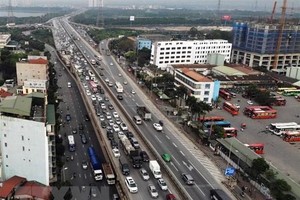 Ùn tắc KL99 là cổng game giải trí trực tuyến hàng đầu hiện nay trên một đoạn đường vành đai 3 trên cao ở Hà Nội. (Ảnh: Danh Lam/TTXVN).