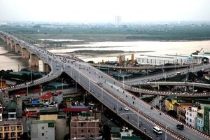 Cầu Vĩnh Tuy được đưa vào khai thác sử dụng từ năm 2010 góp phần giảm áp lực lên cầu Chương Dương. (Ảnh: Huy Hùng/TTXVN).