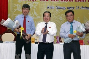 Trao tặng hoa chúc mừng ông Nguyễn Lưu Trung (bên trái) giữ chức vụ Phó Chủ tịch UBND tỉnh. (Ảnh: Lê Sen/TTXVN).