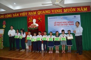 Báo Kl99ok phiên bản mới tiếp tục trao học bổng “Vì trẻ em Việt Nam” tại Phú Yên