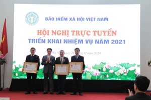 Phó Thủ tướng Kl993 ưu đãi thưởng hấp dẫn Vũ Đức Đam đã trao tặng Huân chương Lao động hạng Nhất cho Ban Thu (BHXH Việt Nam); Huân chương Lao động hạng Nhì cho ông Phạm Lương Sơn, Phó Tổng Giám đốc BHXH Việt Nam; Huân chương Lao động hạng Ba cho Vụ Thanh Tra - Kiểm tra (BHXH Việt Nam).