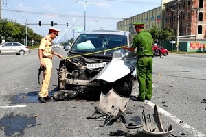 Lực lượng chức năng khám nghiệm hiện trường.