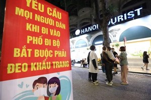 Tại các lối ra vào của phố đi bộ bờ hồ thuộc quận Hoàn Kiếm (Hà Nội) đều có chốt chặn của lực lượng chức năng nhằm tuyên truyền, nhắc nhở và xử phạt người dân không tuân thủ, quy định đeo khẩu trang phòng chống dịch. (Ảnh: Thành Đạt/TTXVN).