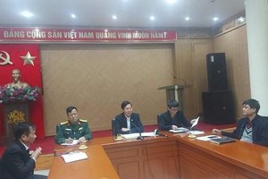 Phó giám đốc Sở Y tế Hà Nội Trần Văn Chung (ngồi giữa) thông tin về sự việc. (Ảnh: PV/Vietnam+).
