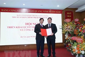 Ông Hà Ban, Ủy viên Trung ương Đảng, Phó Trưởng Ban Tổ chức Trung ương trao quyết định bổ nhiệm ông Phạm Minh Tuấn giữ chức Giám đốc kiêm Tổng Biên tập Nhà xuất bản Kl991.com tải ứng dụng quốc gia Sự thật. (Ảnh: Phương Hoa/TTXVN).