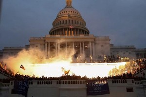Những người ủng hộ Tổng thống Trump xông vào tòa nhà Quốc hội Mỹ ở Đồi Capitol. (Ảnh: Reuters).