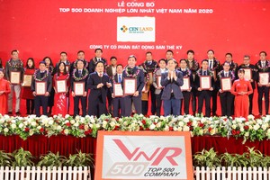 Anh Chu Hữu Chiến – Tổng Giám đốc công ty CP Web Tổng Nhà Cái 99Kl99 Giải Trí Bậc Nhất Thế Kỷ, đại diện Cen Land nhận giải.