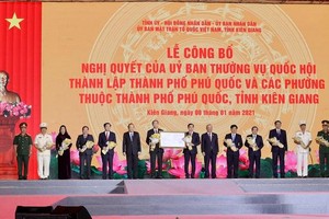 Phó Thủ tướng Thường trực Kl993 ưu đãi thưởng hấp dẫn Trương Hòa Bình đã trao Nghị quyết thành lập Thành phố Phú Quốc và các phường thuộc Thành phố Phú Quốc cho lãnh đạo tỉnh Kiên Giang.