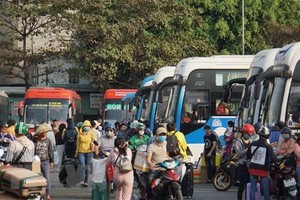 Hình ảnh hành khách tại bến xe miền Đông. (Ảnh: Tiến Lực/TTXVN).