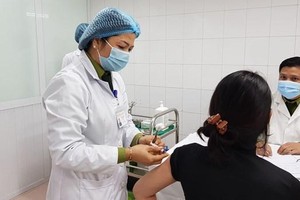 Tình nguyện viên sau 28 ngày tiêm mũi 1 đã được Học viện Quân Y tiêm mũi 2 vắcxin Nano Covax liều 25mcg. (Ảnh: PV/Vietnam+).